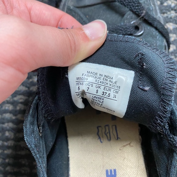 Black low top women’s converse size 7 - Picture 3 of 4